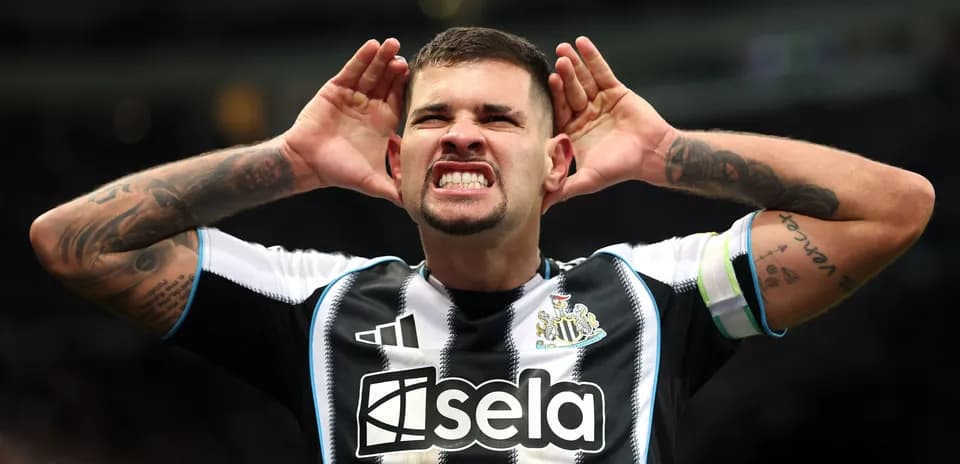 Jugador de Newcastle United celebrando con manos en las orejas