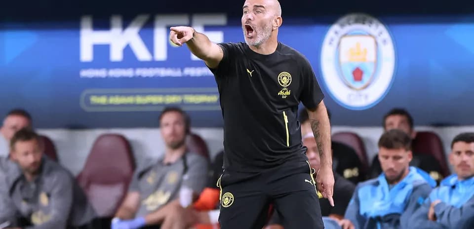 Entrenador dirigiendo a su equipo desde la línea de banda