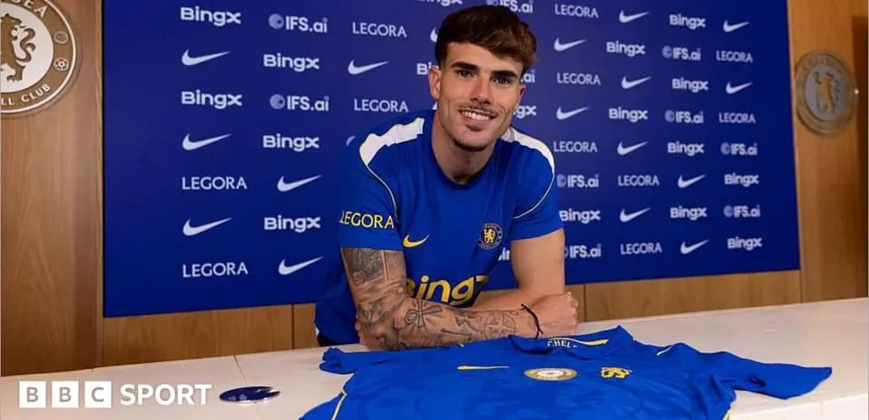 Jugador posando con camiseta de Chelsea en presentación