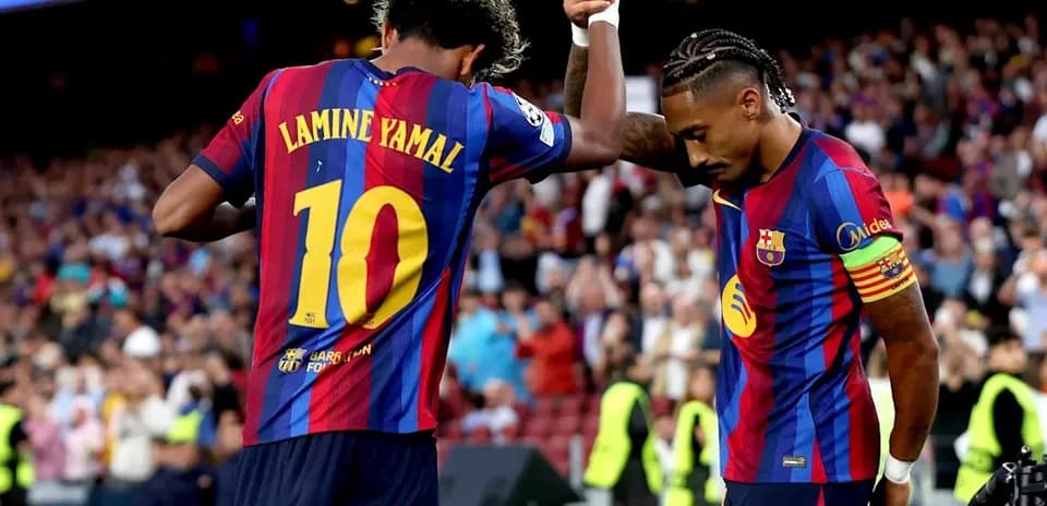 Lamine Yamal y compañero celebrando en el campo