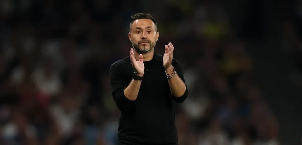 Entrenador aplaudiendo durante el partido