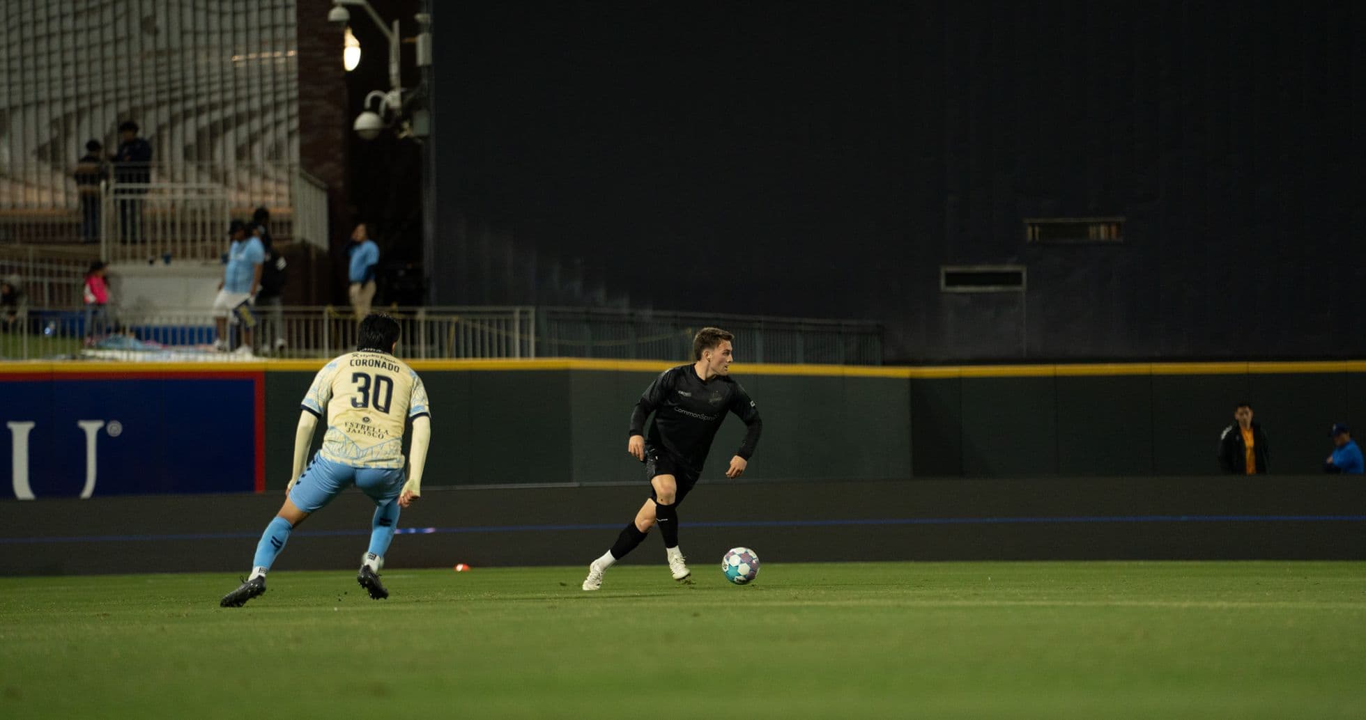 Jugador con balón durante el partido de fútbol