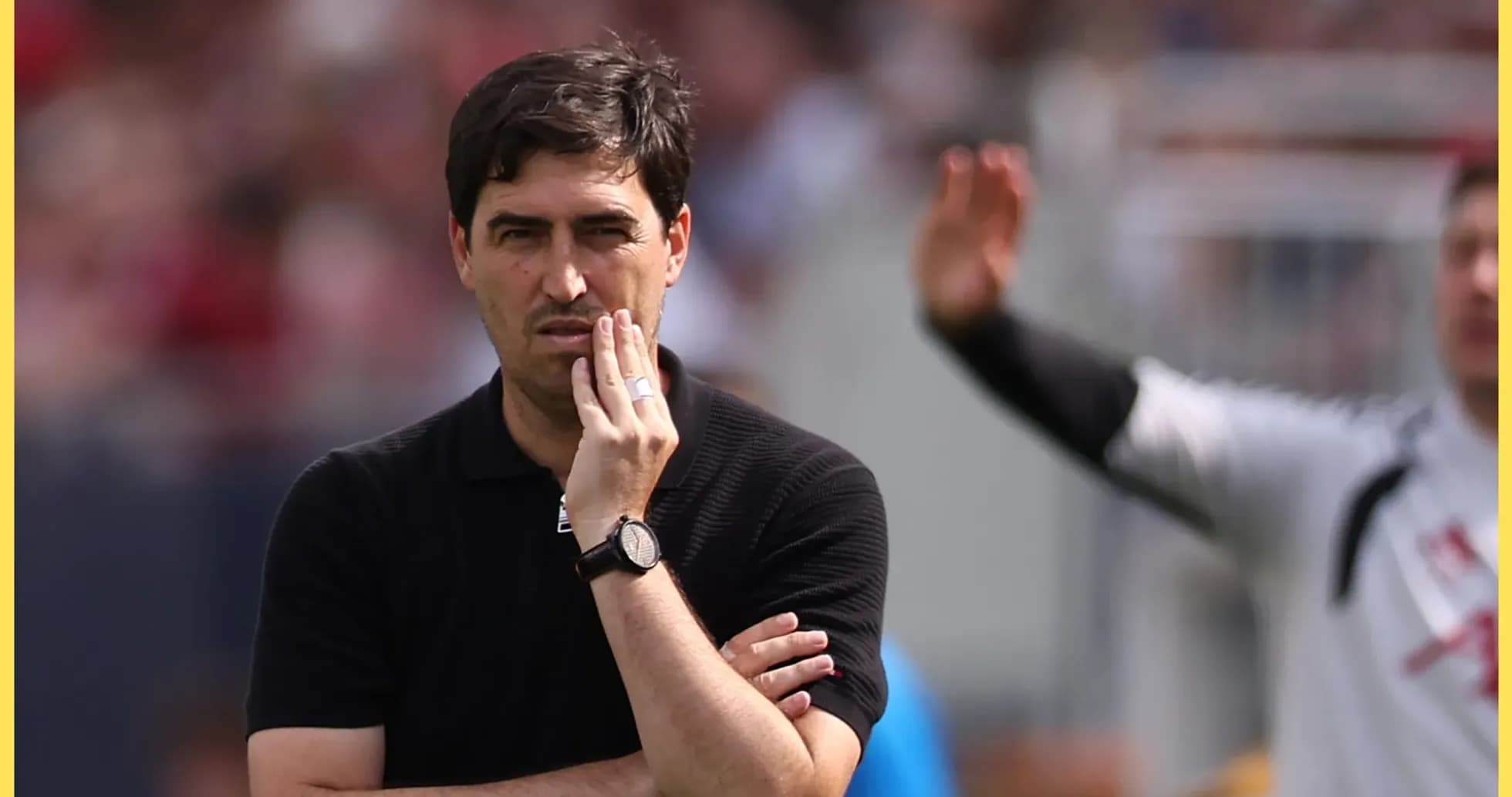 Entrenador observando el partido desde la banda