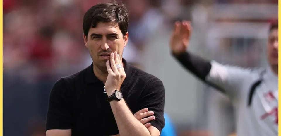 Entrenador observando el partido desde la banda
