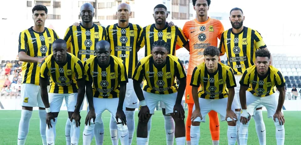 Equipo de fútbol posando en el campo