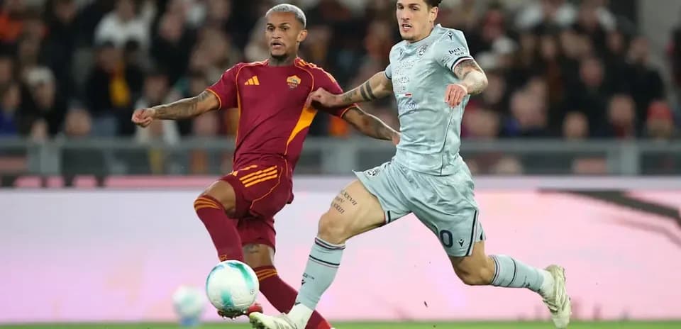Jugadores de Roma y Lazio compiten por el balón