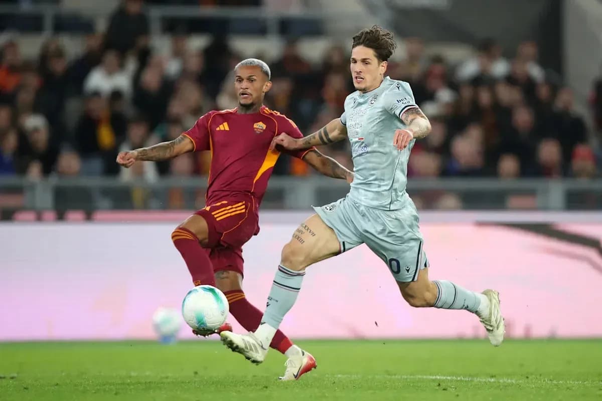 Jugadores de Roma y Lazio compiten por el balón