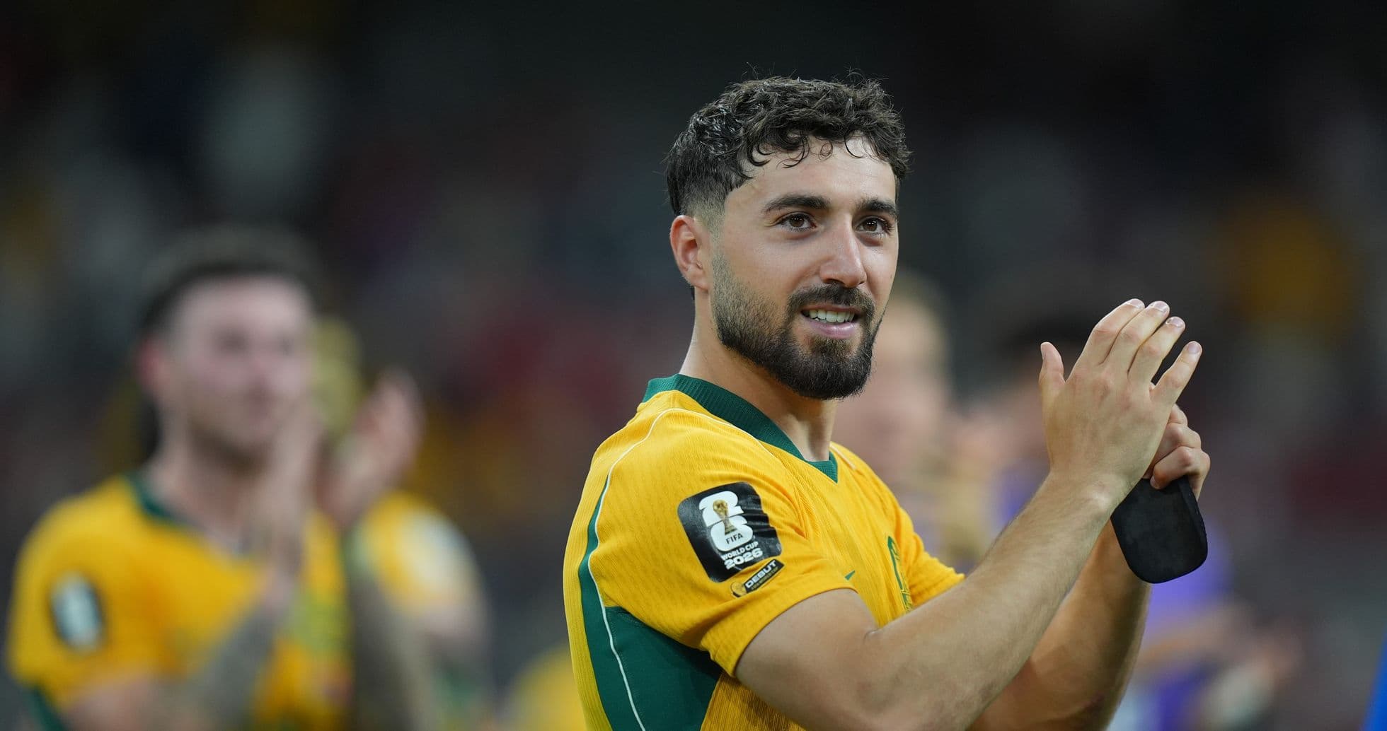 Jugador aplaudiendo en uniforme de Australia tras el partido