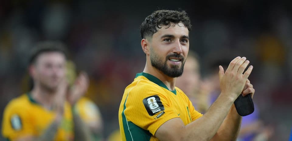 Jugador aplaudiendo en uniforme de Australia tras el partido