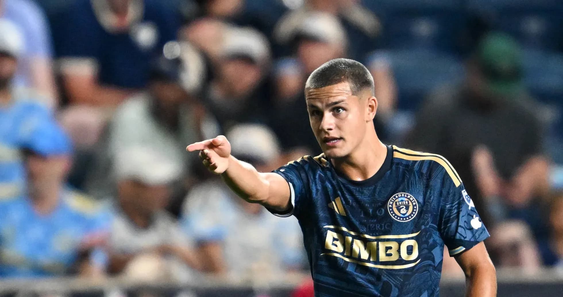 Jugador de Philadelphia Union señalando durante el partido