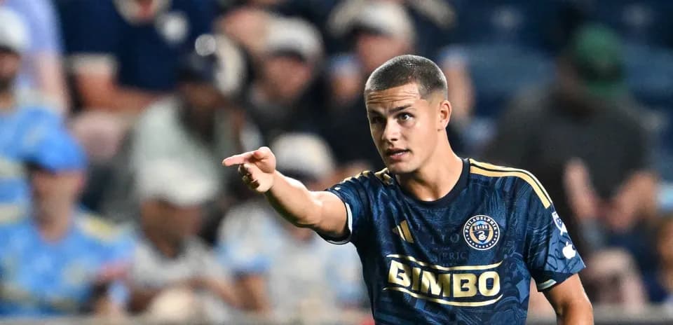 Jugador de Philadelphia Union señalando durante el partido