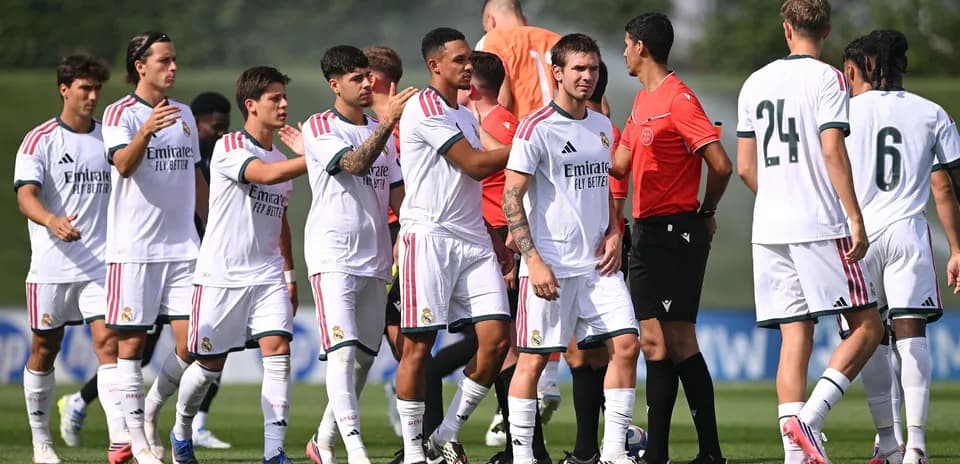 Jugadores de Real Madrid saludando antes del partido