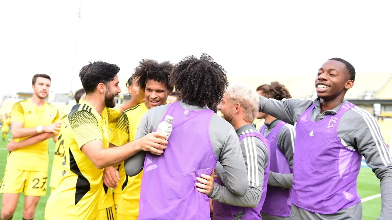 Jugadores celebrando después del partido