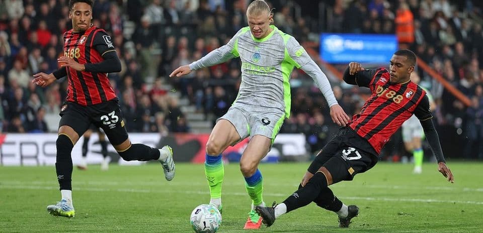 Haaland enfrentando a defensores de Bournemouth