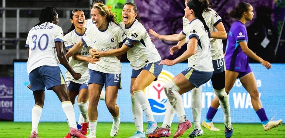 Jugadoras celebrando un gol en el partido