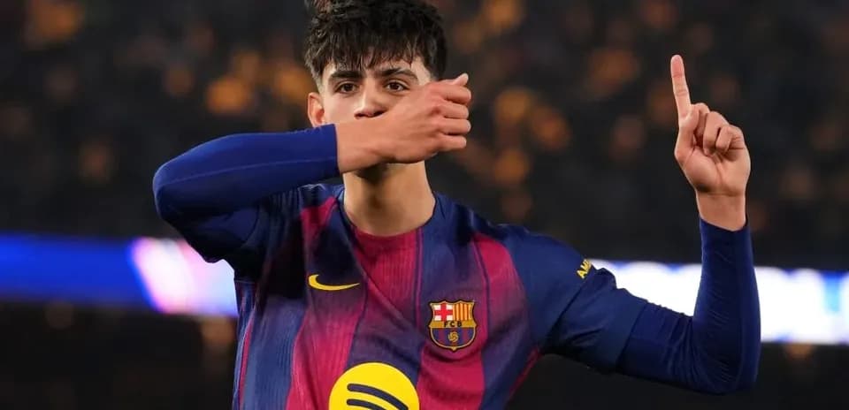 Jugador de Barcelona señalando tras anotar gol