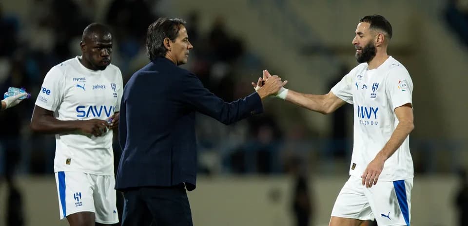 Entrenador saludando a jugador durante sustitución