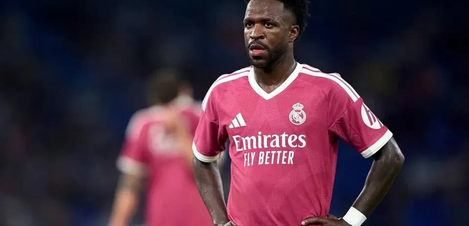 Jugador de Real Madrid en uniforme rosa durante partido