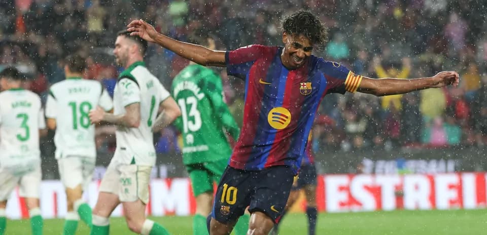 Jugador de Barcelona celebrando en lluvia durante el partido