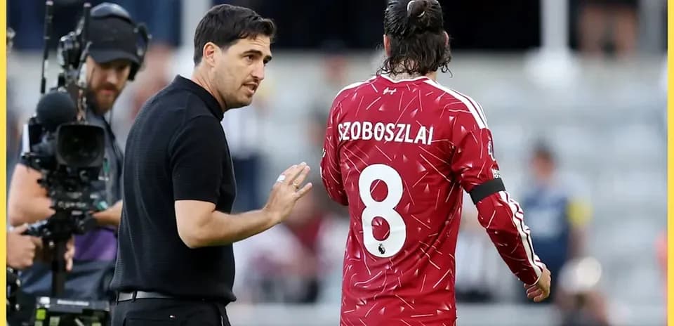 Entrenador hablando con jugador Szoboszlai durante partido
