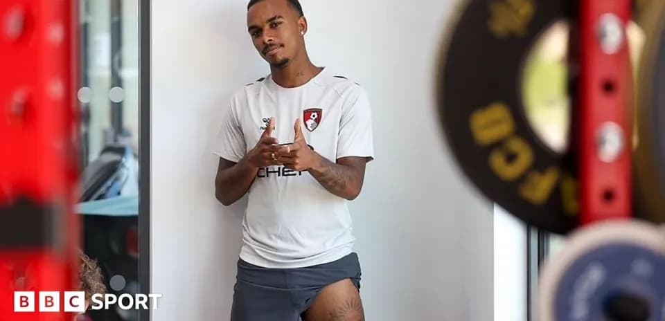 Jugador de Bournemouth posando en gimnasio