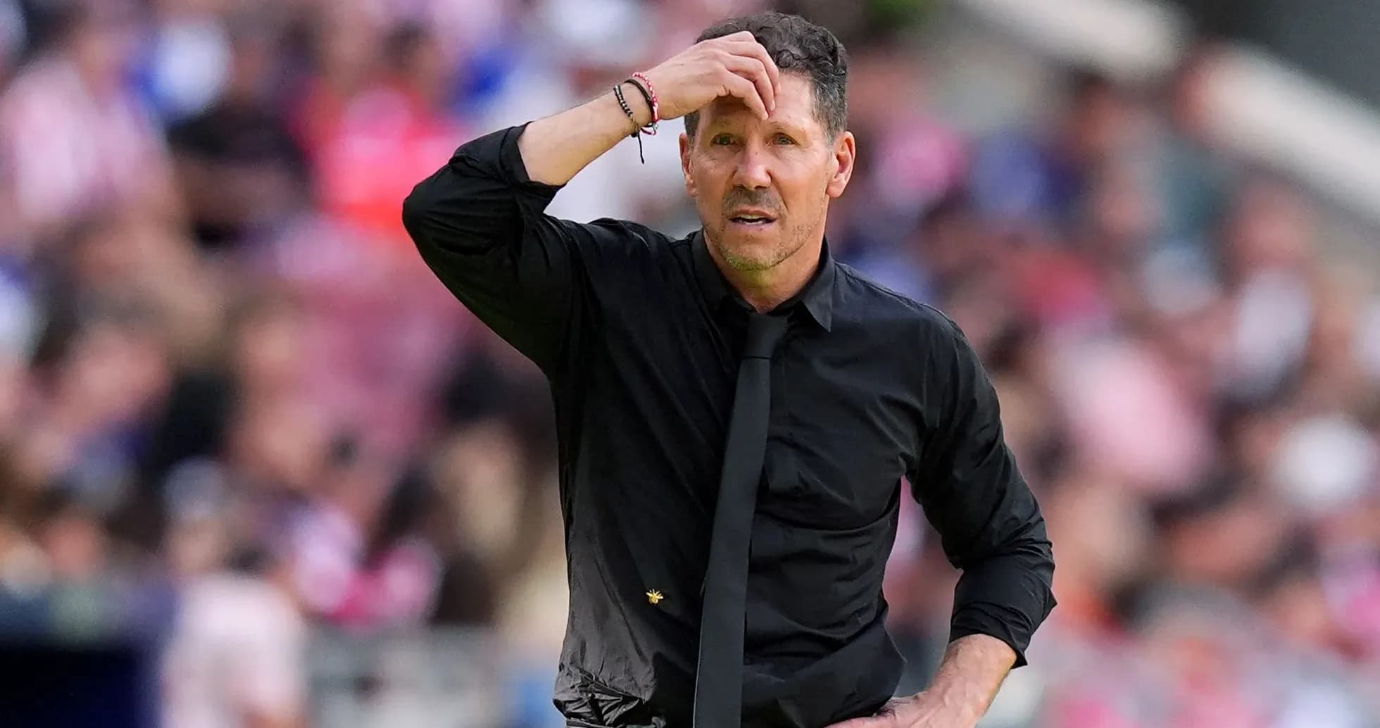 Entrenador preocupado en la línea de banda durante partido