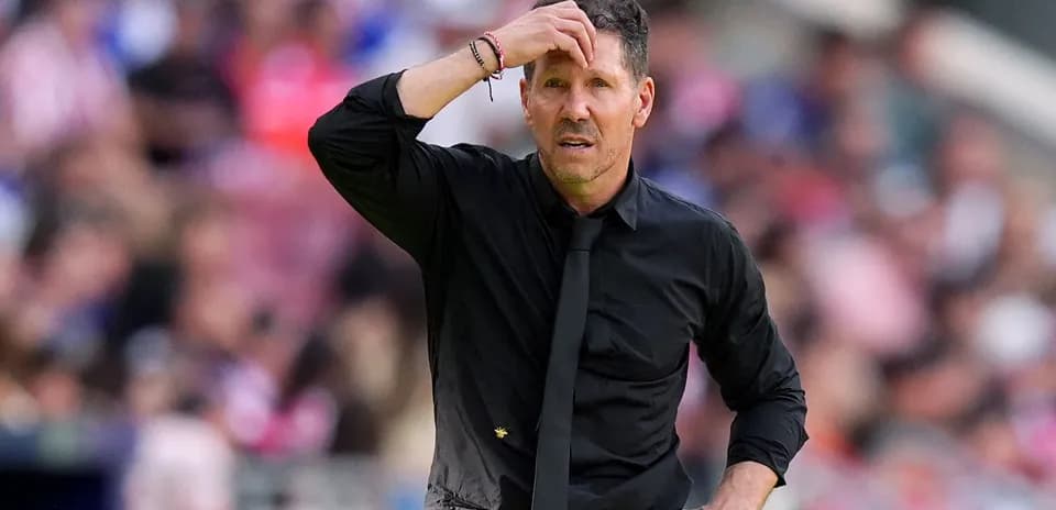 Entrenador preocupado en la línea de banda durante partido