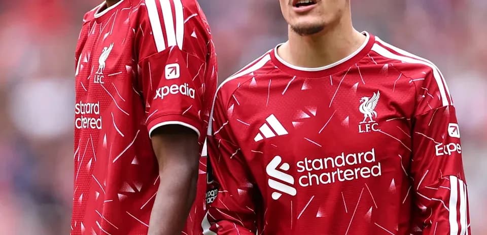 Jugadores de Liverpool en el campo durante el calentamiento