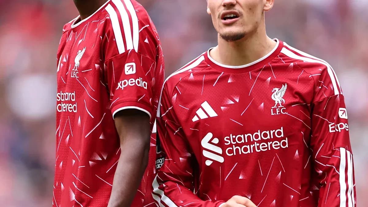 Jugadores de Liverpool en el campo durante el calentamiento