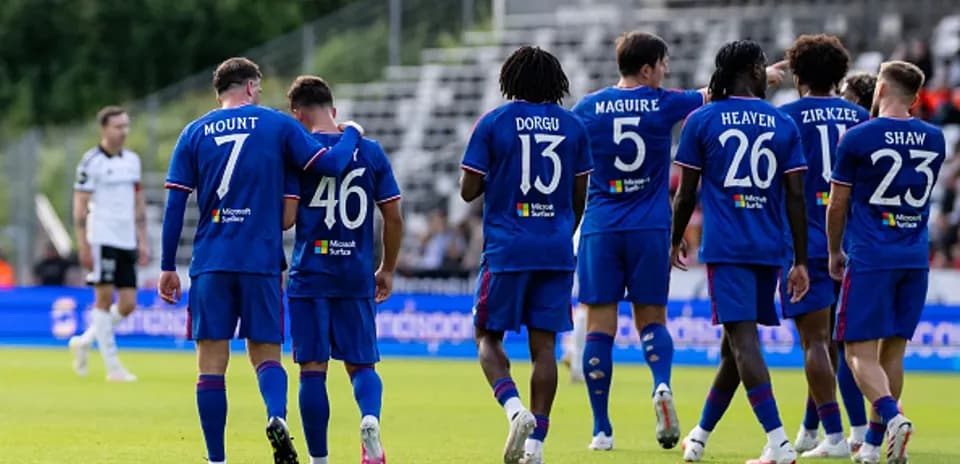 Jugadores de equipo celebrando en el campo de fútbol