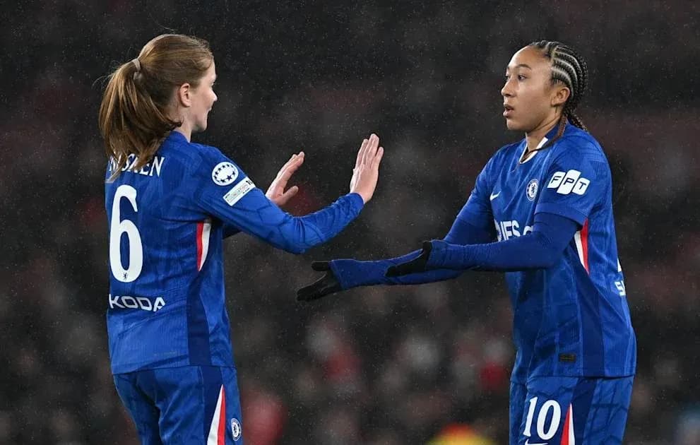 Jugadoras de Chelsea saludándose durante el partido