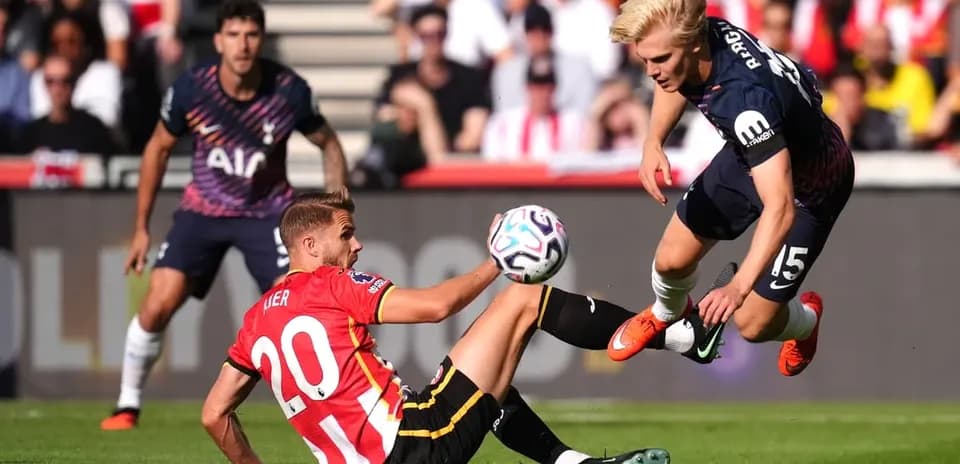 Jugador de Southampton en el suelo con balón
