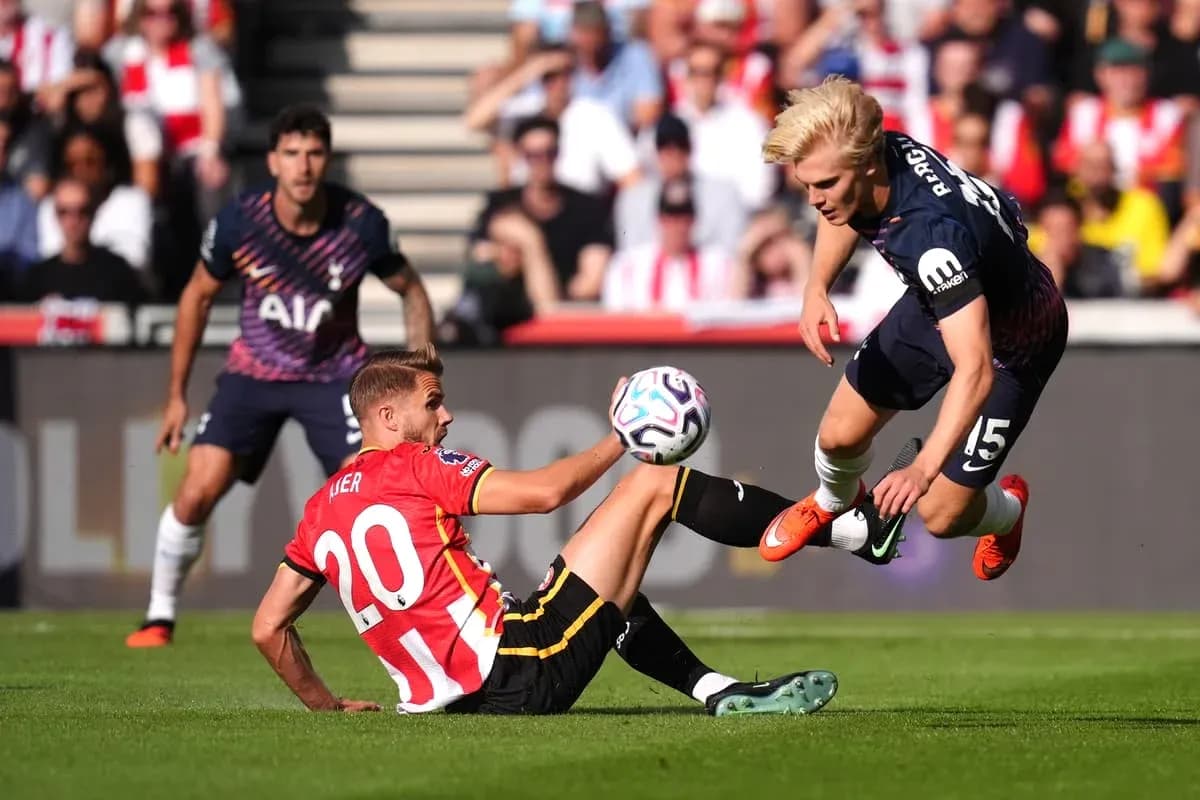 Jugador de Southampton en el suelo con balón