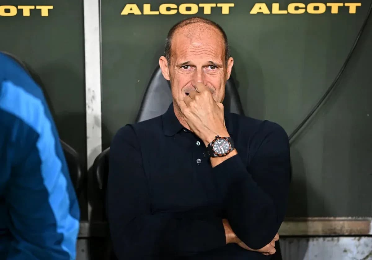 Entrenador sentado en el banquillo durante el partido