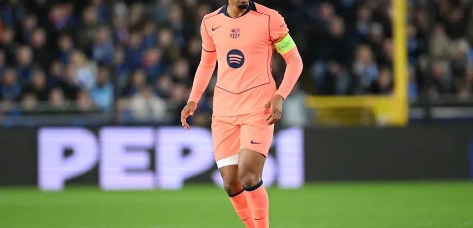 Jugador con uniforme rosa en el campo de fútbol