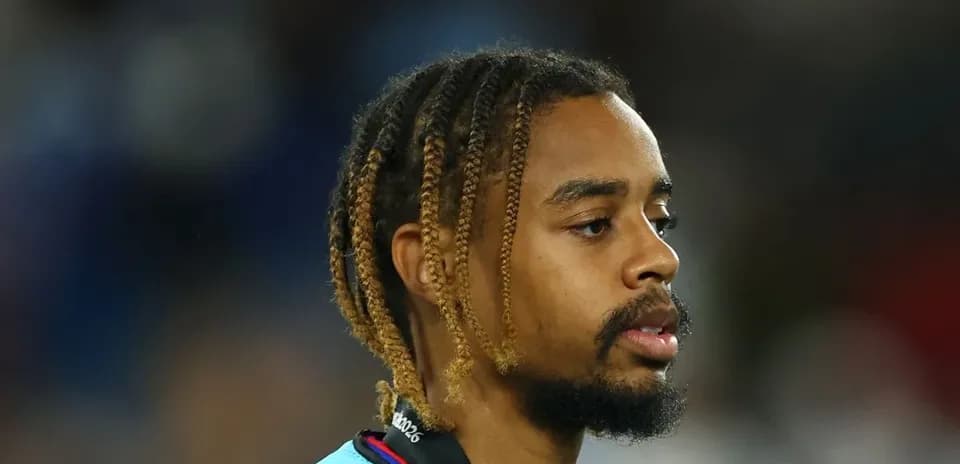 Jugador con trenzas en uniforme deportivo
