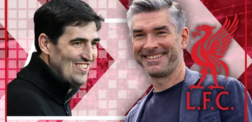 Dos entrenadores sonriendo en fondo de Liverpool