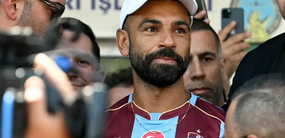 Jugador con camiseta de Trabzonspor en conferencia