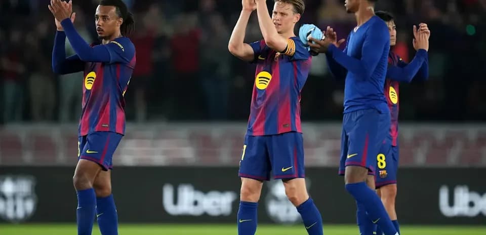 Jugadores del FC Barcelona aplaudiendo tras el partido