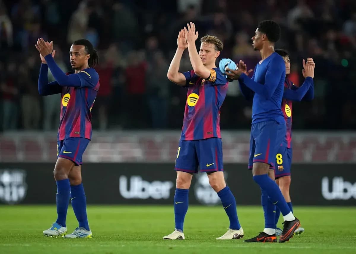 Jugadores del FC Barcelona aplaudiendo tras el partido