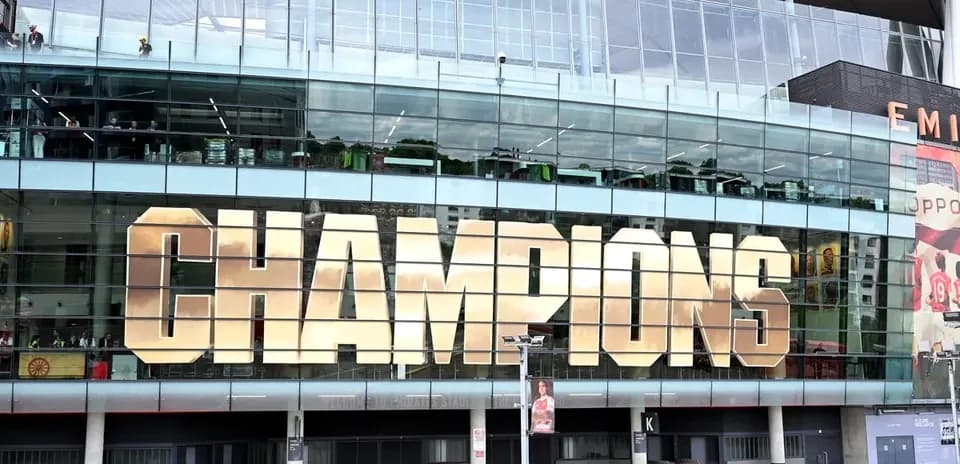 Palacio con la palabra 'CHAMPIONS' en grande