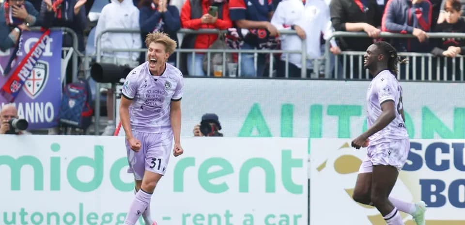 Jugador de Udinese celebra un gol contra Cagliari