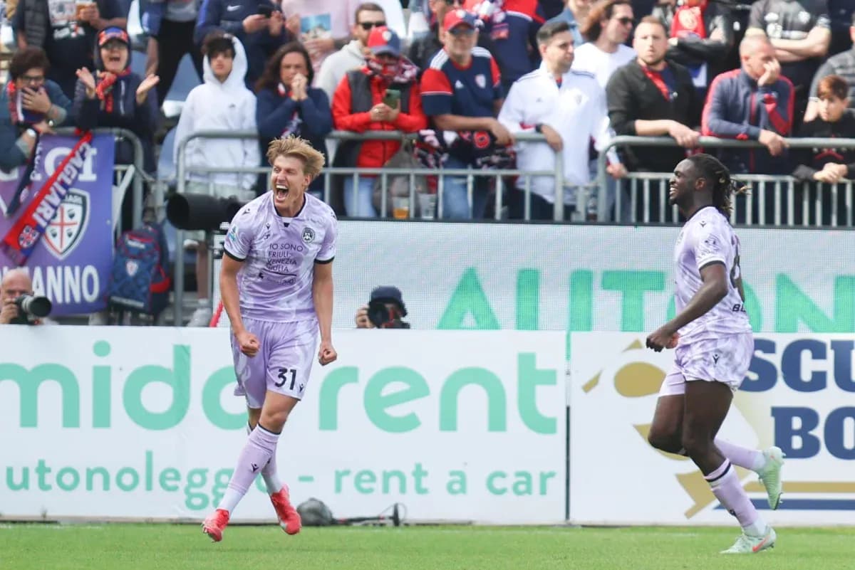 Jugador de Udinese celebra un gol contra Cagliari