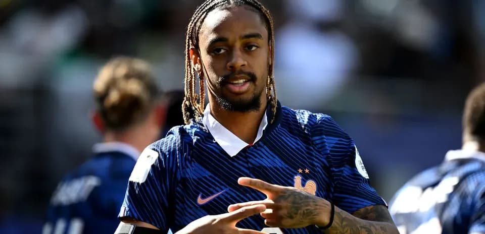Jugador de Francia haciendo un gesto en el campo