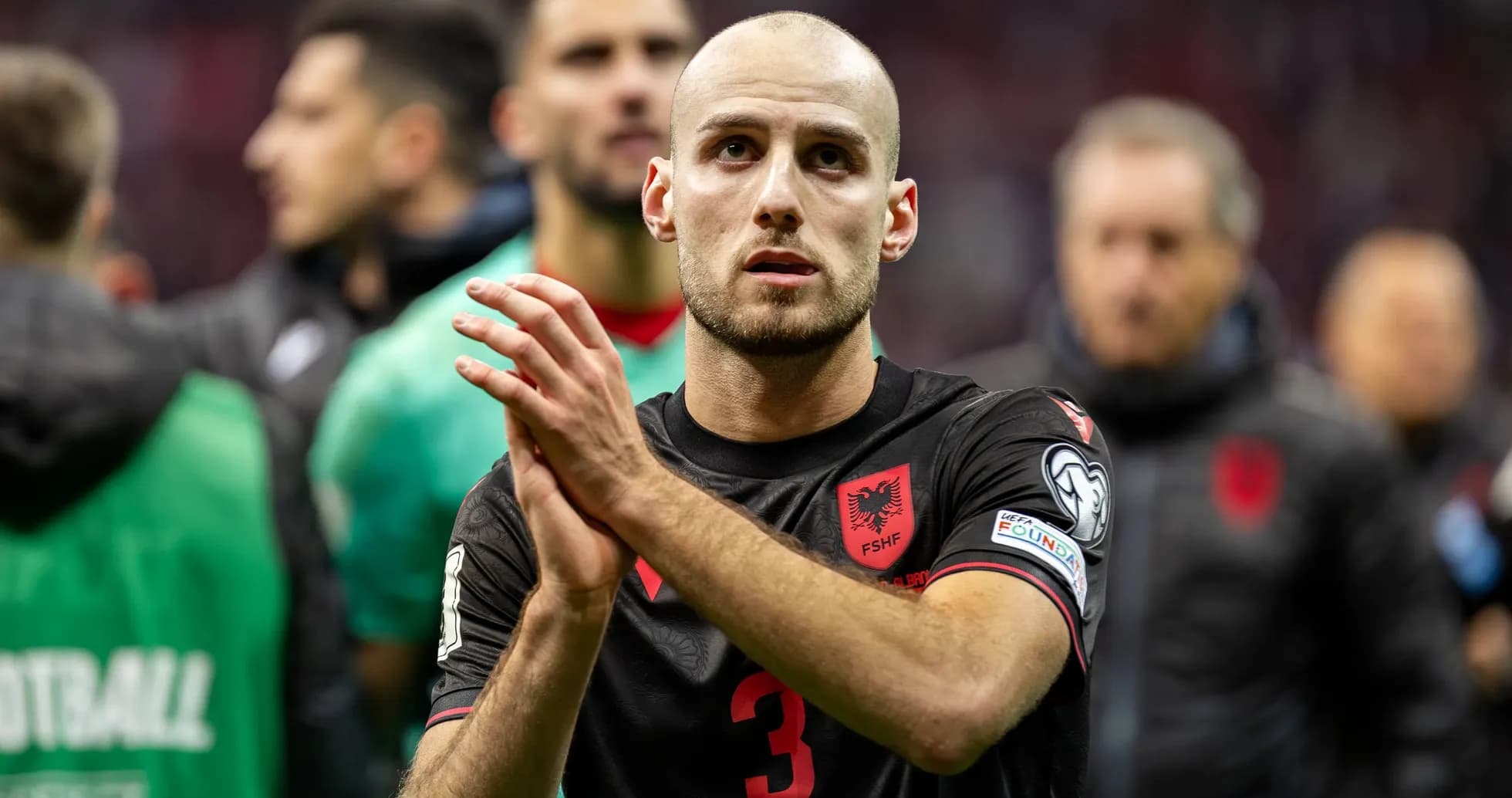 Jugador aplaudiendo tras el partido de clasificación