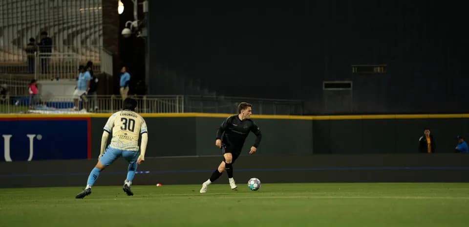 Jugador con balón durante el partido