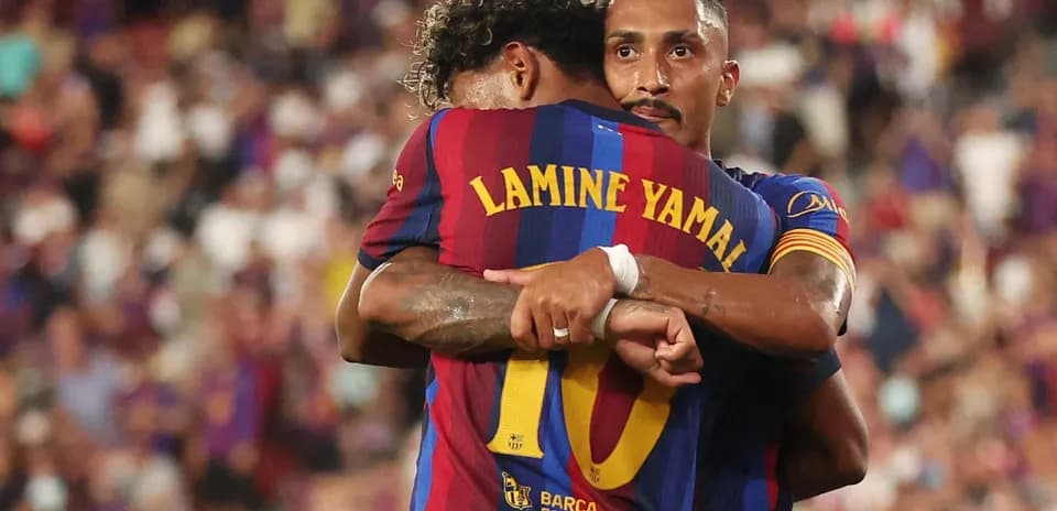 Jugadores del FC Barcelona abrazándose en el campo