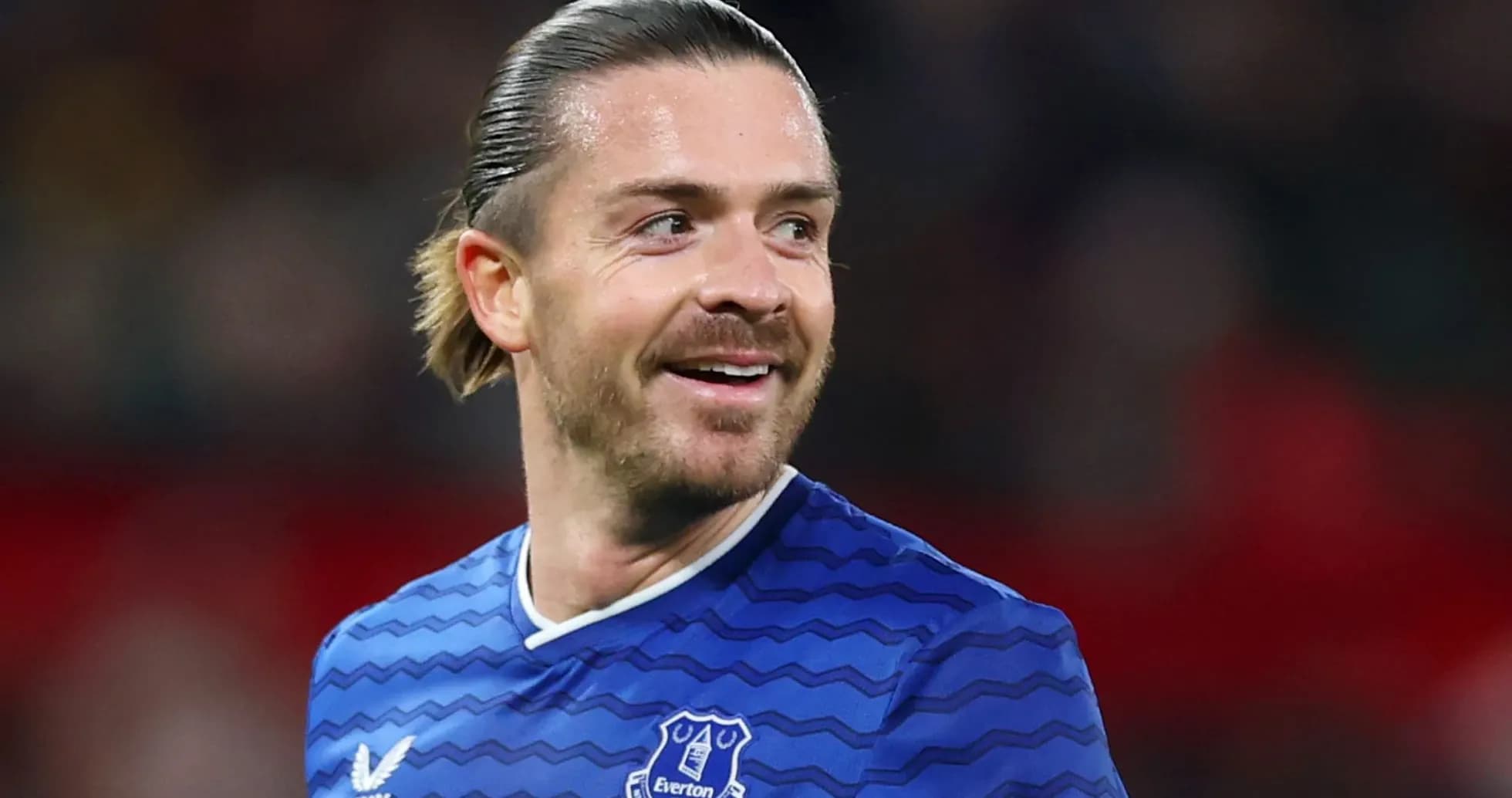 Jugador sonriendo con camiseta de Everton