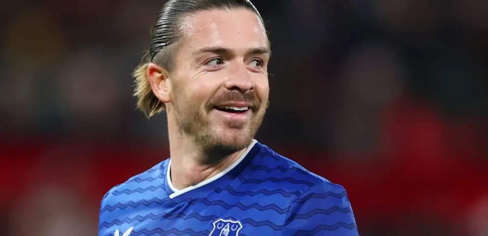 Jugador sonriendo con camiseta de Everton