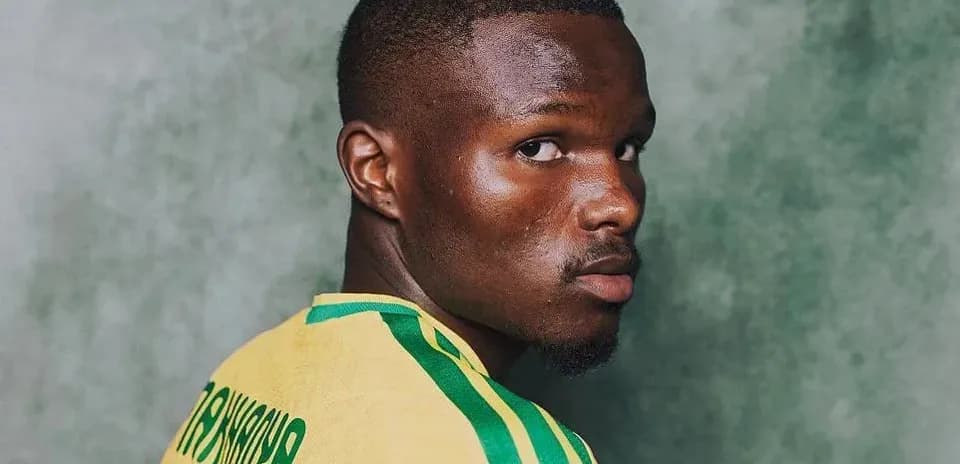 Jugador con camiseta amarilla mirando hacia atrás